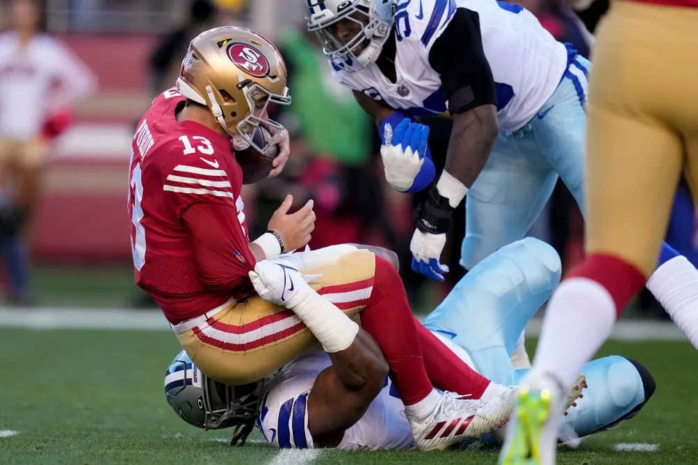 AP Brock Purdy no tuvo el mejor juego, pero recibió apoyo de su backfield