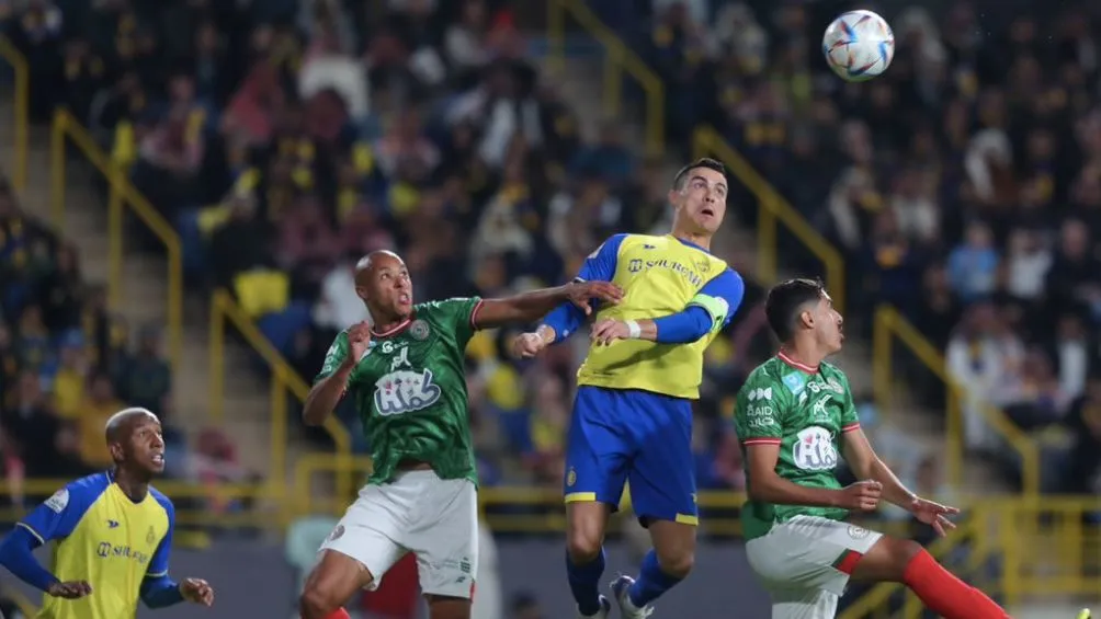 El portugués buscando un balón en el aire