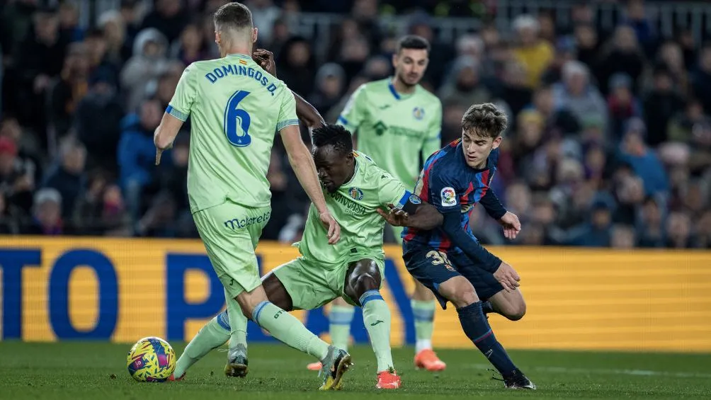 TWITTER: @FCBarcelona Gavi peleando contra la defensa del Getafe