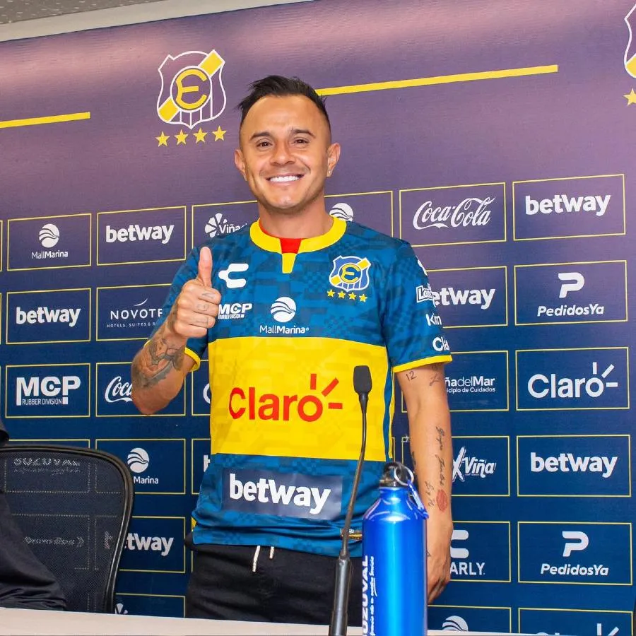 Luis Montes con el jersey del Everton de Chile