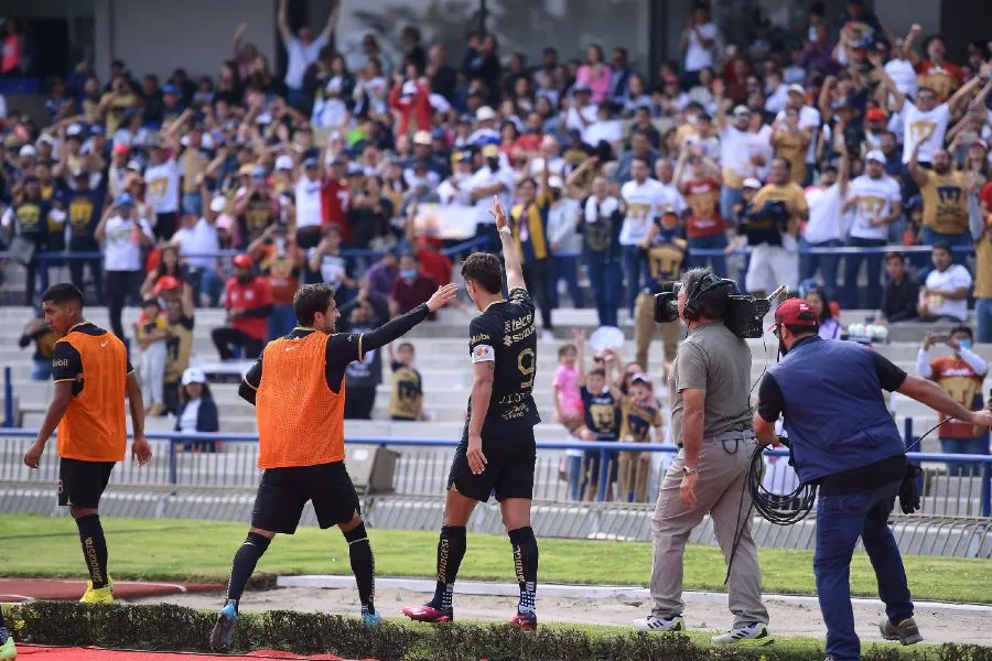 Dinenno celebrando ante su afición