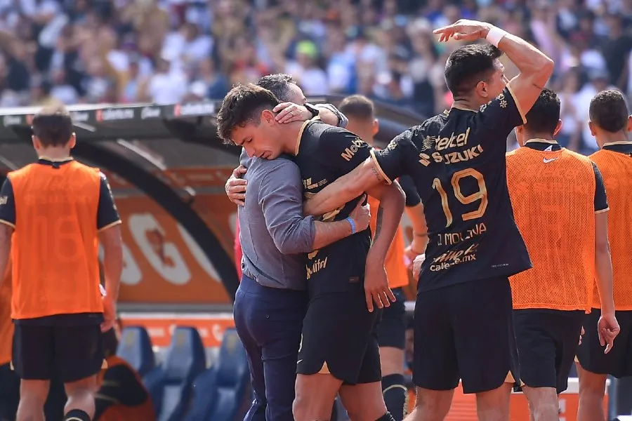 Equipo de Pumas celebrando