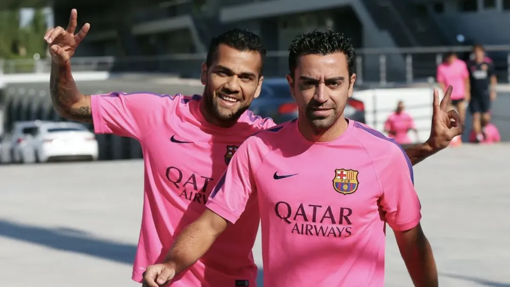 Xavi y Dani Alves en su etapa como jugadores