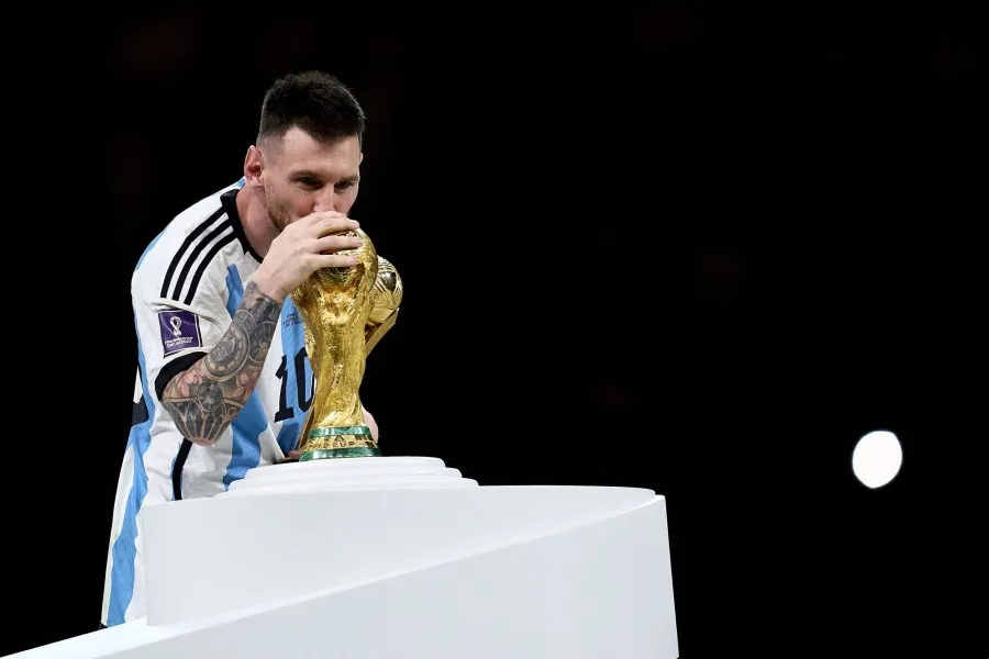 MEXSPORT Messi besando la Copa del Mundo