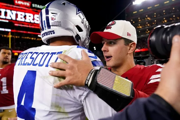 AP Prescott junto a Purdy tras finalizar el duelo