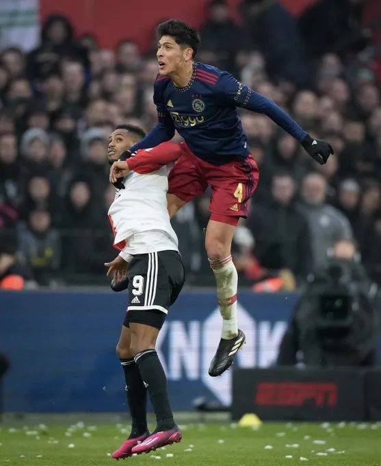 Edson Álvarez fue impasable en la zaga defensiva