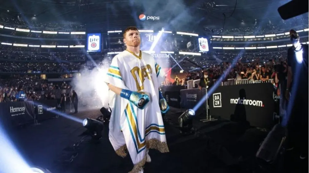 Álvarez entrando a una pelea