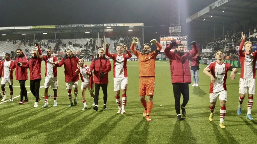 Jugadores y cuerpo técnico agradecen a la tribuna