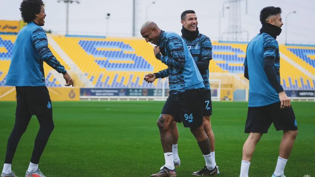 Cristiano entrena con normalidad en Arabia