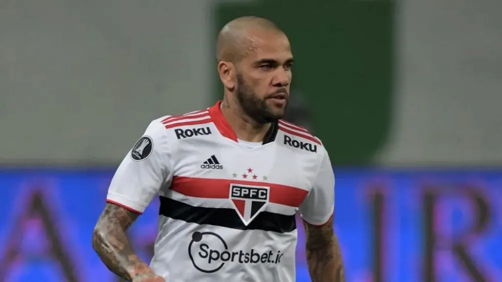 Alves jugando para Sao Paulo