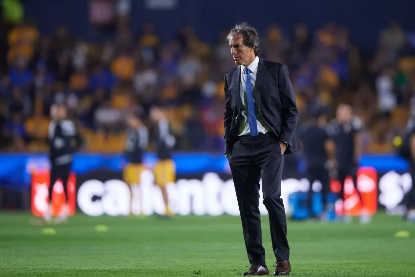 Almada en un juego del Pachuca