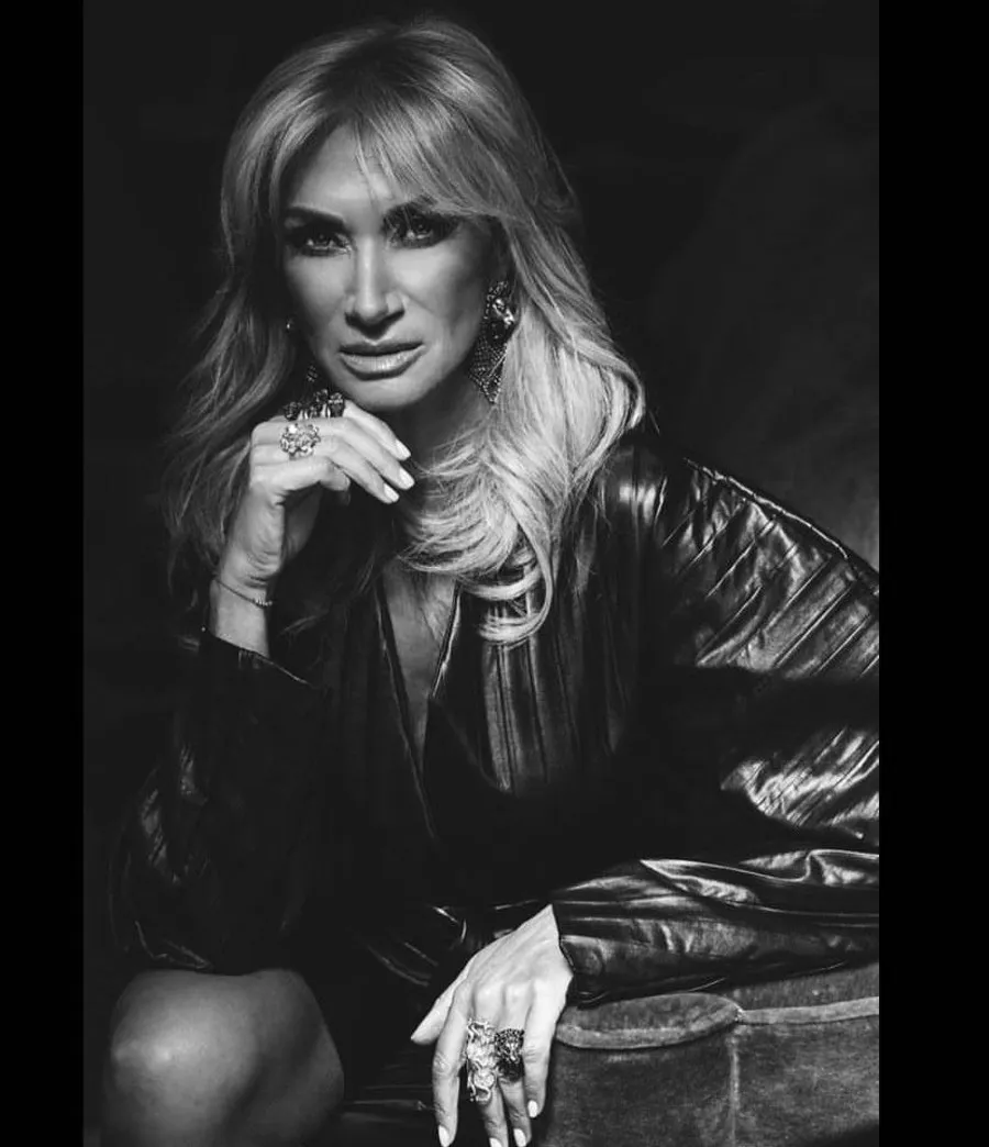 INSTAGRAM: @ADELAMICHA Adela posando para fotos