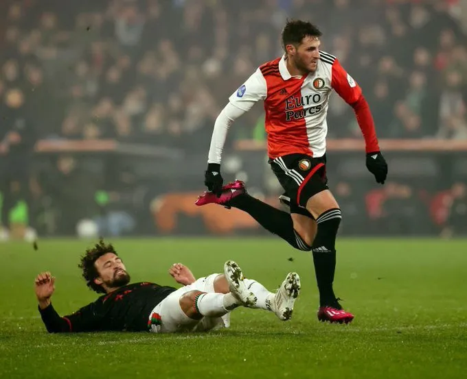 Santi Giménez provocó un penal