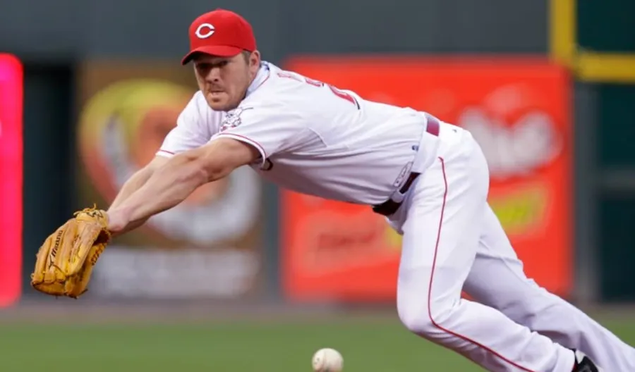 AP Rolen se estria para atrapar bola con Cincinnati