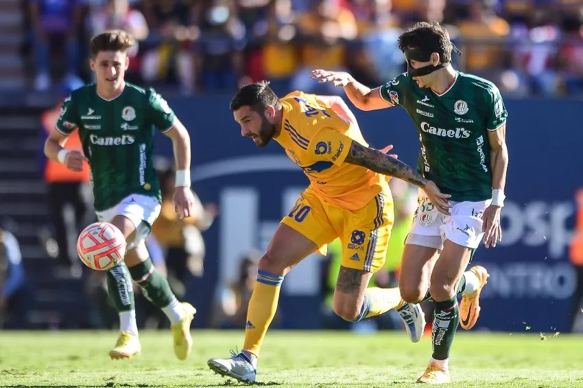 Dourado en un juego contra San Luis