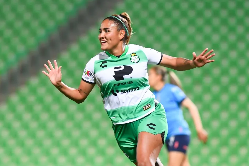 Alexia Villanueva en celebracioón de gol