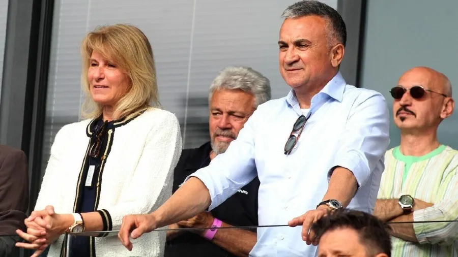 Srdjan Djokovic viendo partido de tenis