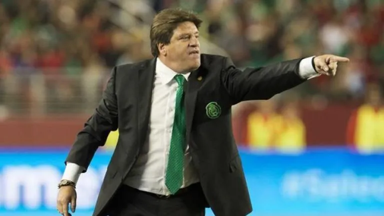 Miguel Herrera en un evento con el Tri