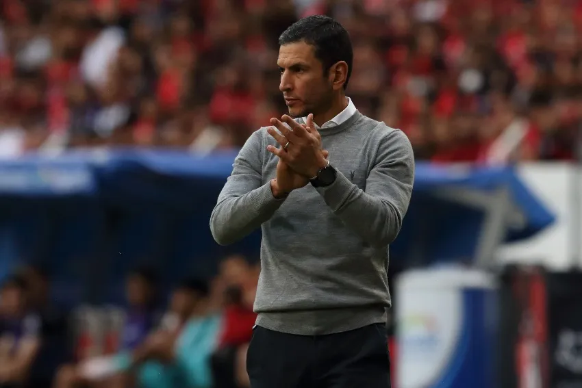 Jimmy Lozano dirigiendo un partido de Liga MX