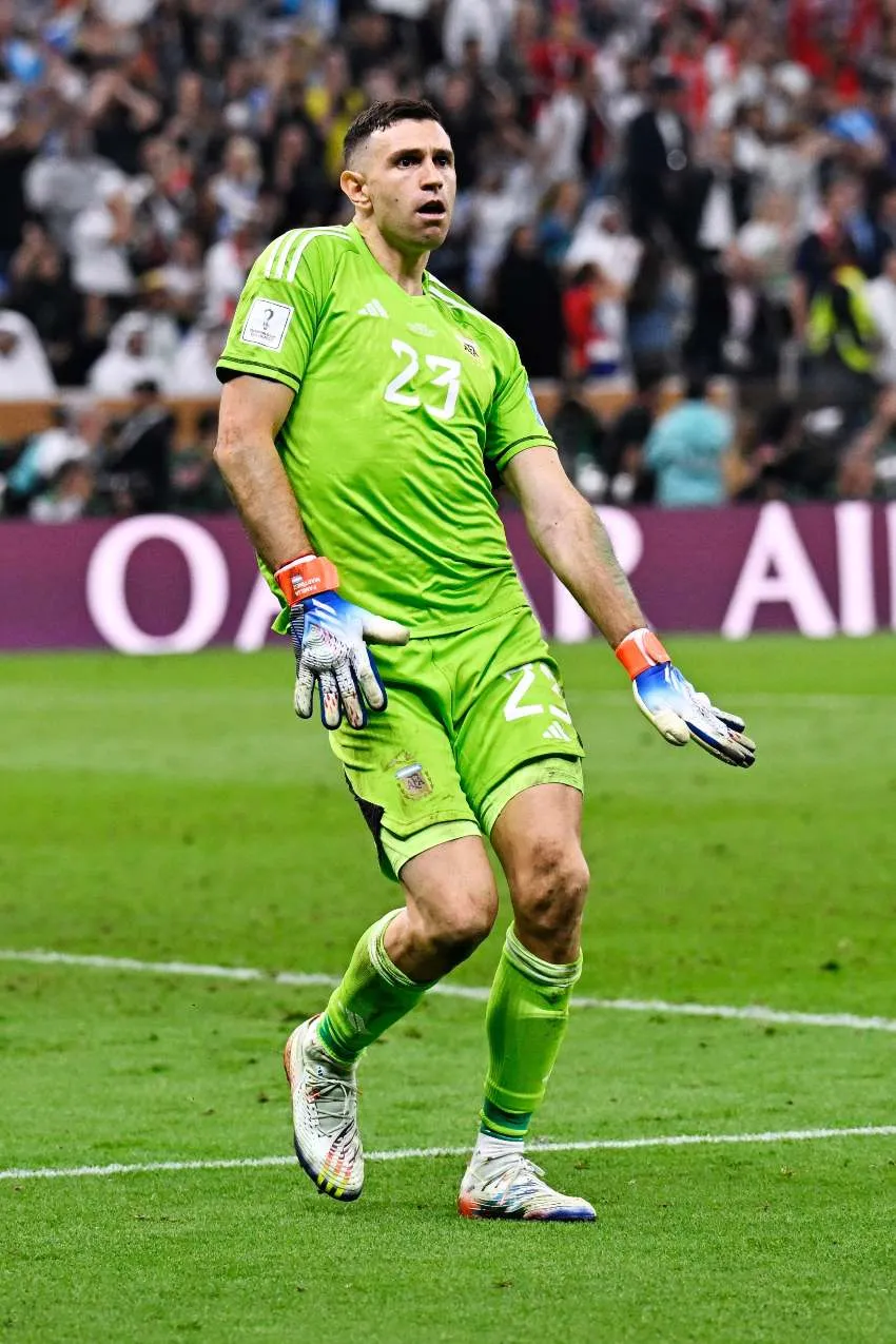 Dibu Martínez tras provocar que si rival fallara un penalti