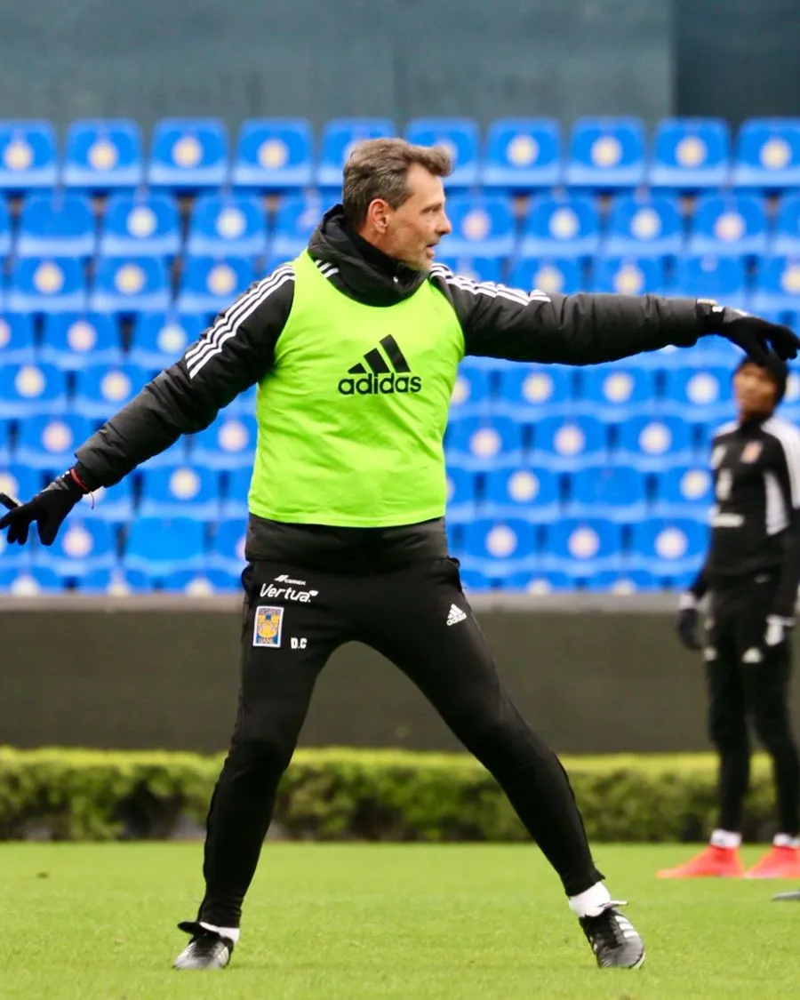 Diego Cocca dirigiendo en entrenamiento