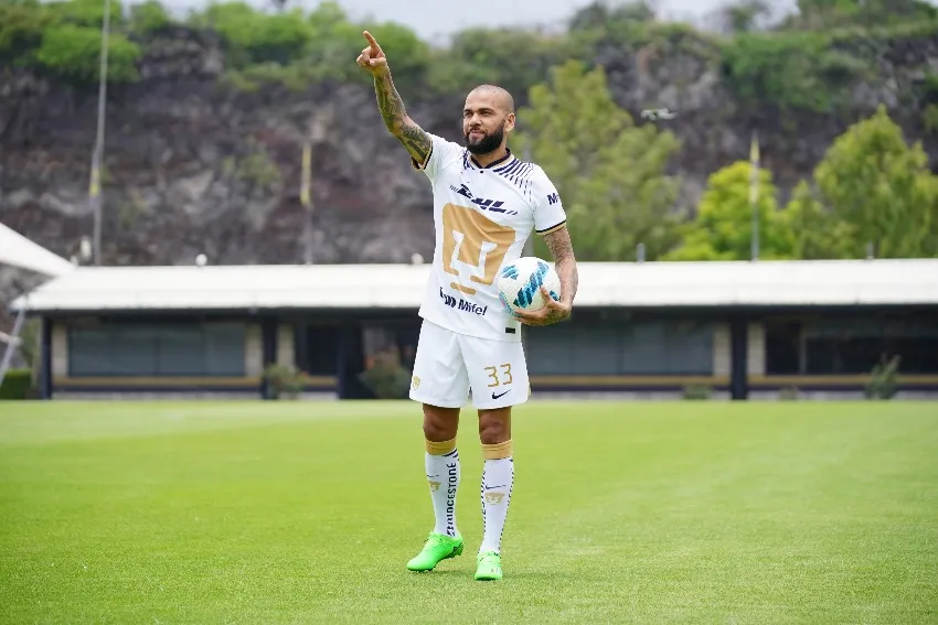 Dani Alves en su presentación con Pumas
