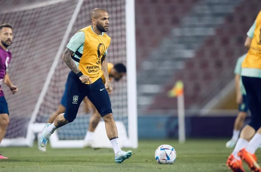 Dani Alves entrenando con la selección de Brasil