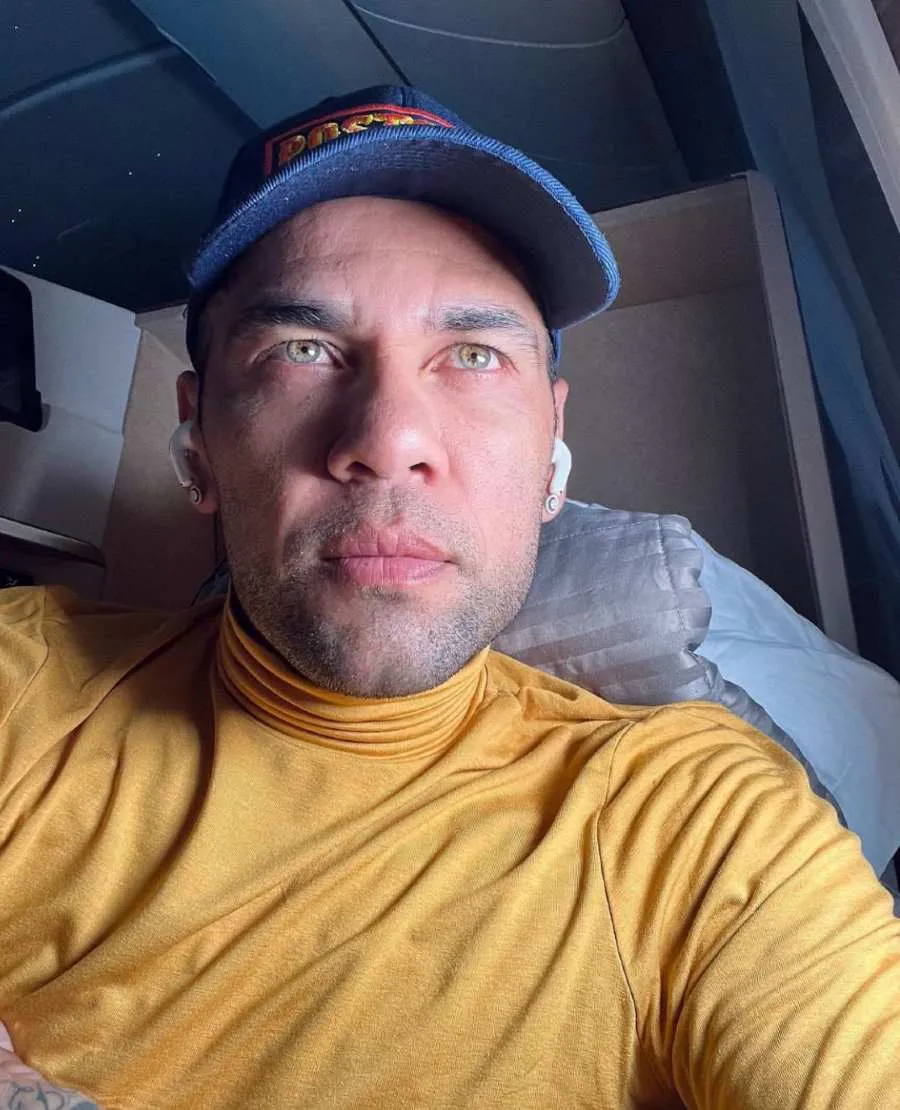 Dani Alves viajando en avión a México