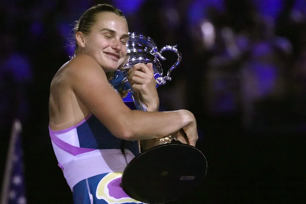 Aryna Sabalenka con el trofeo de Australia Open