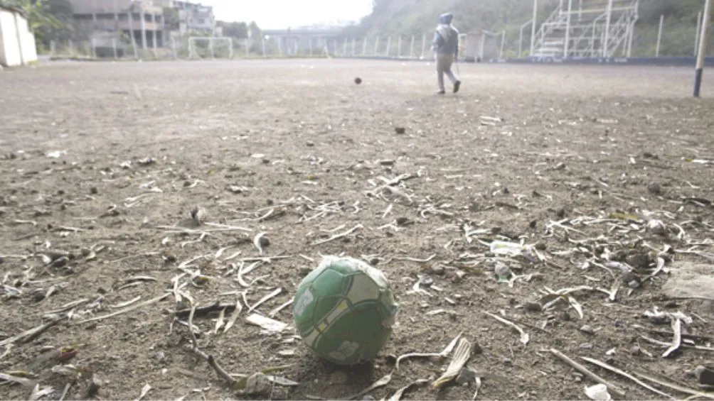 El joven recibió un balonazo en el estomago