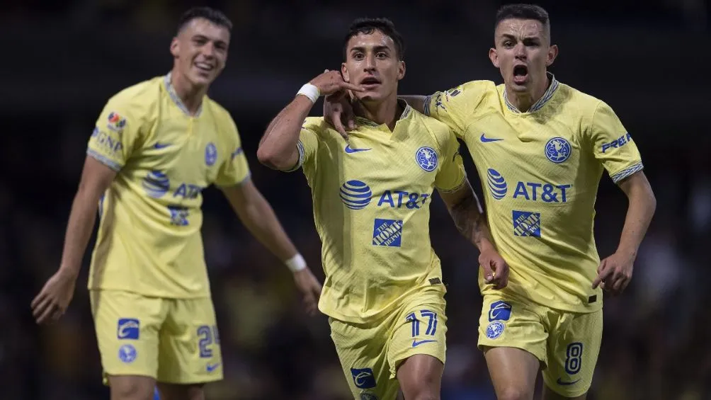 MEXSPORT Zendejas celebra un gol con Fidalgo