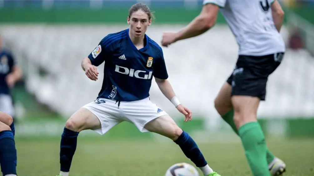 Flores en un encuentro con el Oviedo