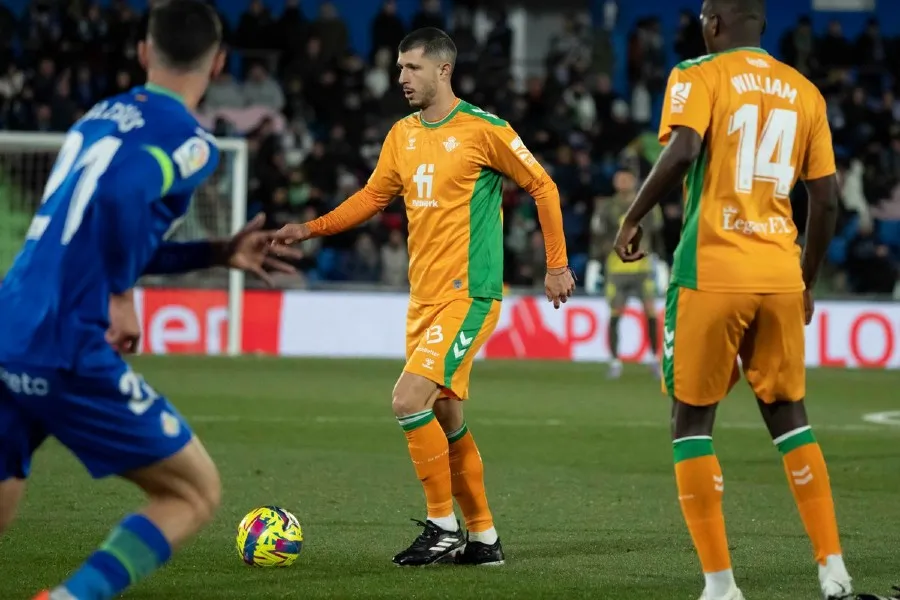 Guido Rodríguez jugando con Betis