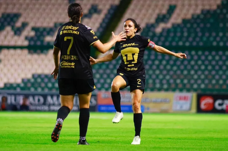 Equipo de Pumas Femenil celebrando anotación