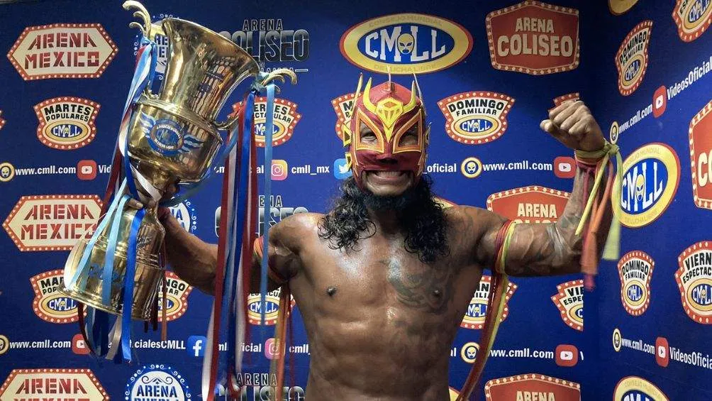 Dragon Rojo Jr. celebra con su nuevo trofeo