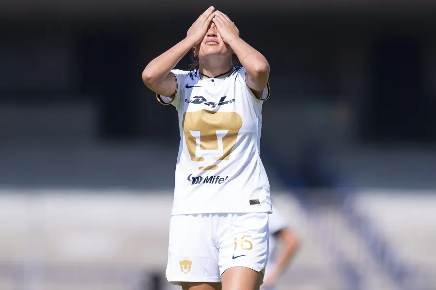 Jugadora de Pumas lamentándose