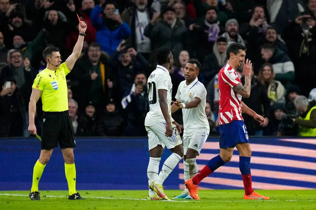 AP El arbitraje generó polémica en el Derbi