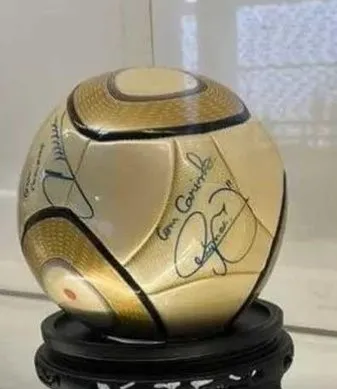 Balón autografiado por Neymar