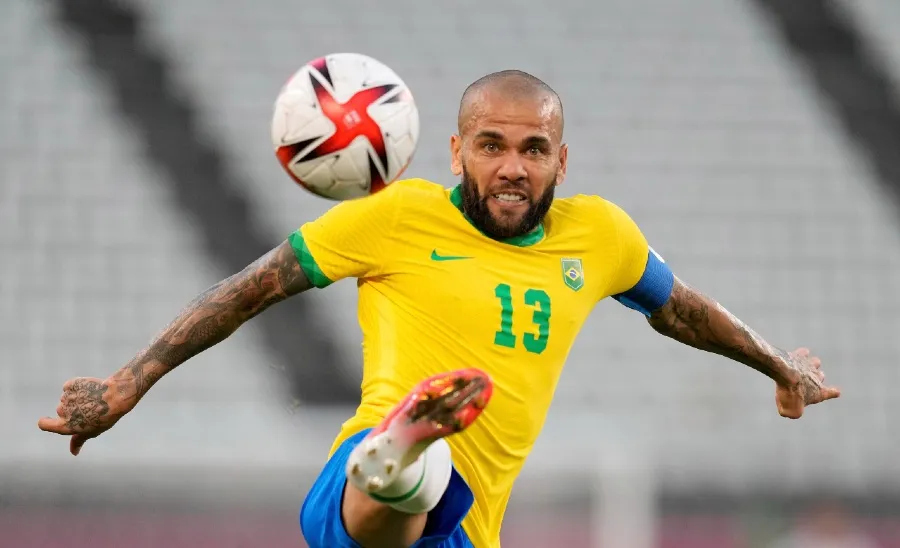 Dani Alves en partido con Brasil