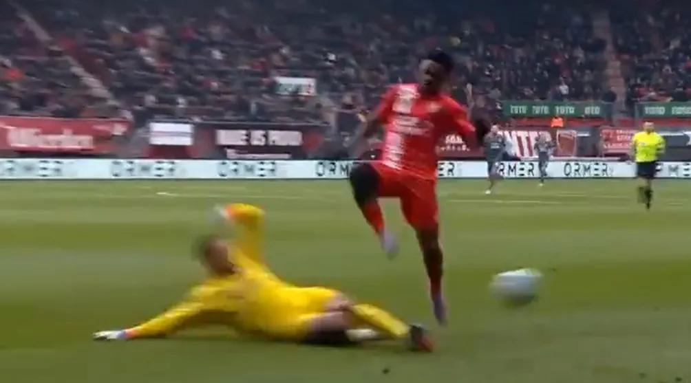 ESPECIAL El arquero salió a evitar el mano a mano