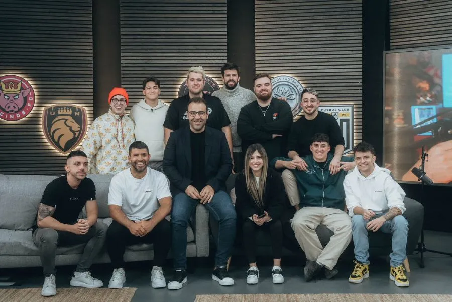 Sergio 'Kun' Agüero con los presidentes de la Kings League