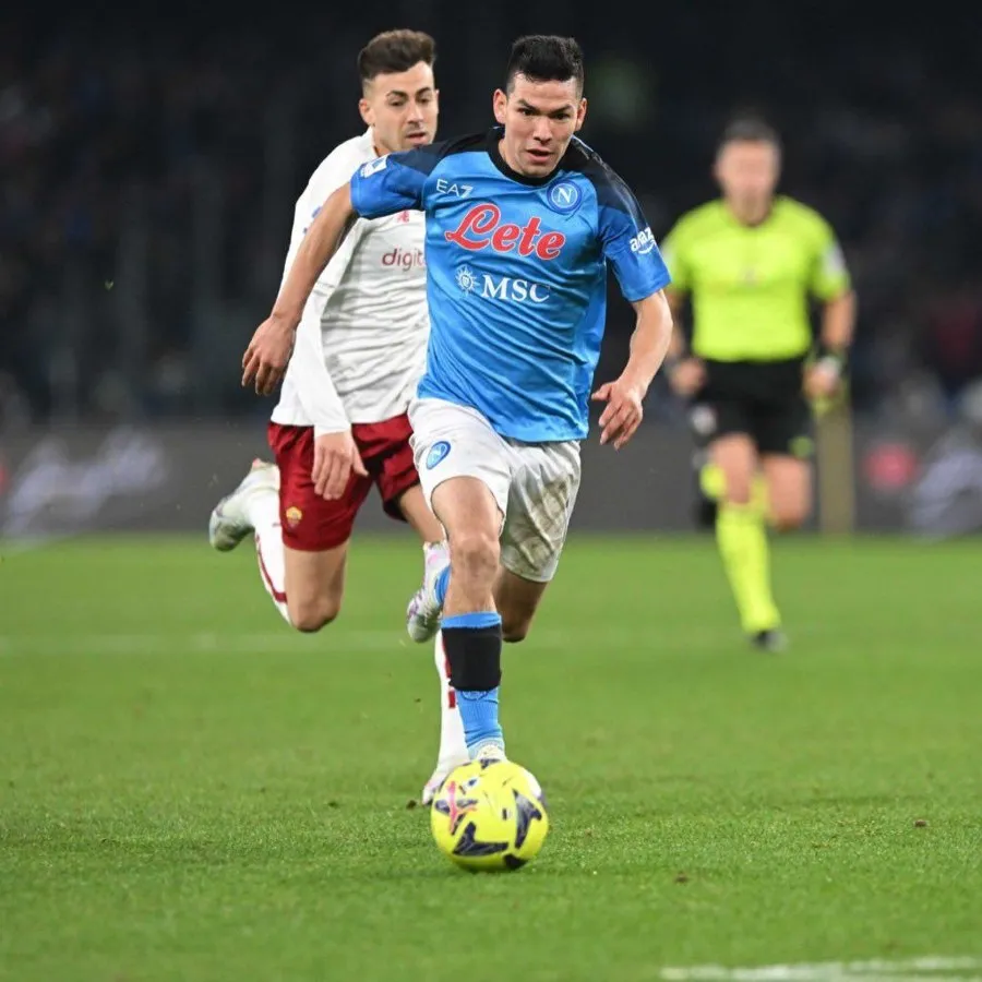 Lozano en juego con el Napoli