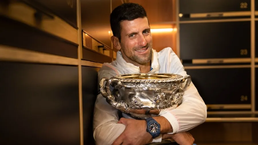 Djokovic con trofeo del Australian Open