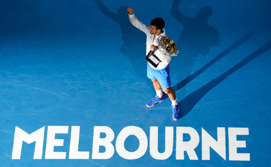 El serbio con su trofeo del Abierto de Australia