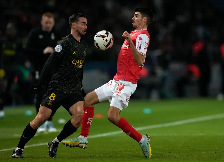 AP Pablo Sarabia controlando el balón con el pecho