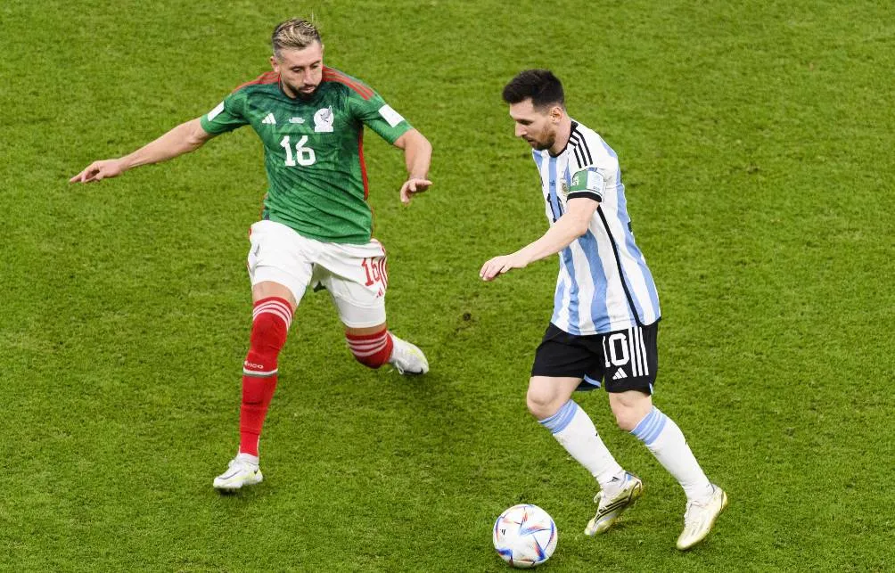 MEXSPORT Lionel Messi disputa el balón con Héctor Herrera