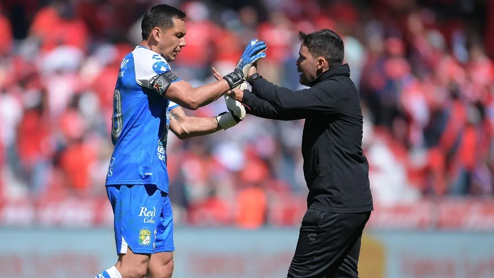 Larcamón festeja el empate con Rodolfo Cota