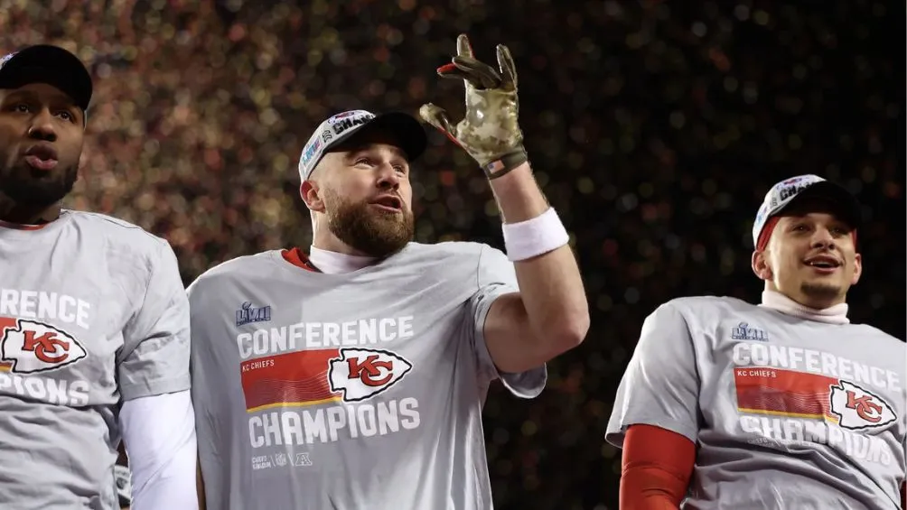 KANSAS CITY CHIEFS Kelce y Pat celebran el campeonato de conferencia