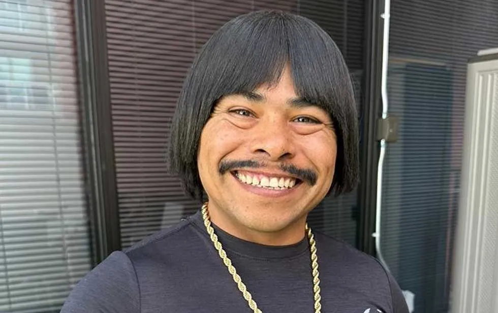 Chaparro Chuacheneger sonriendo a la cámara