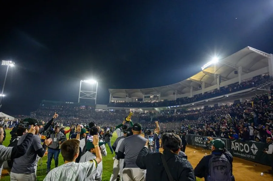 Los seguidores de los Cañeros de Los Mochis celebrando
